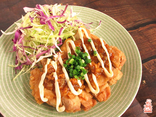 ザクザクのソースで食べる鶏肉の一枚揚げ